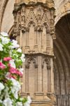 Dettaglio delle decorazioni scultoree nella cattedrale di Santa Maria a Bayonne, Francia.

