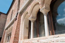 Dettaglio delle finestre con capitelli nel borgo antico di Sesto al Reghena, Pordenone, Friuli Venezia Giulia - © Directornico / Shutterstock.com