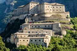 Dettaglio delle imponenti fortificazioni di Forte Bard in Valle d'Aosta. Il Castello è sede di numerosi eventi e mostre, ed è stato utilizzato come luogo di ripresa del film ...