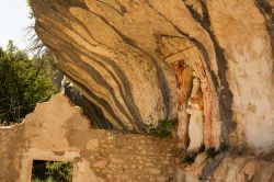 Un dettaglio dell'eremo di Santo Spirito a Majella, Roccamorice, Abruzzo. Lungo la balconata esterna dell'edificio si può ammirare la scultura di un santo ospitata in una nicchia.
 ...