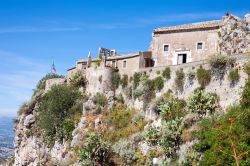 Dettaglio di Castelmola nei pressi di Taormina, Sicilia. Grazioso e piuttosto ben conservato, il paese di Castelmola è arroccato sulla cima di un cucuzzolo a strapiombo sullo Ionio a ...