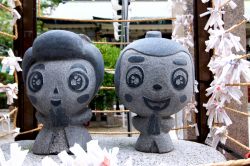 Dettaglio di due statue in pietra allo Tsuyunoten Shrine di Umeda, Osaka. Si tratta di due piccoli Ohatsu e Tokube, versione giapponese di Romeo e Giulietta - © Marlon Trottmann / Shutterstock.com ...