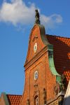 Il dettaglio di un edificio storico in Grosse Strasse a Flensburg (Germania) - © Kev Gregory / Shutterstock.com