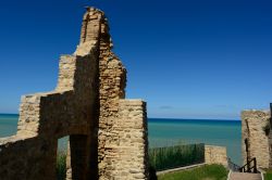Dettaglio di un muro del Castello Aragonese ad Ortona (Abruzzo). Sullo sfondo, l'azzurro del Mare Adriatico.
