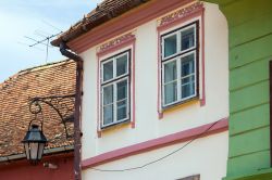 Il dettaglio di una casa in legno a Turda in Romania- © Pixachi / Shutterstock.com 