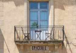 Dettaglio di una casa in centro a Gordes, Francia - Il grazioso particolare di un balcone in ferro battutto che impreziosisce una casa nel cuore dell'antico borgo provenzale © PerseoMedusa ...