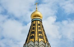 Dettaglio di una chiesa russa nella città di Lipsia, Germania: cupola dorata e decorazioni.

