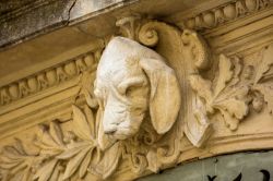 Dettaglio di una decorazione scultorea in Place de l'Hotel de Ville, Nimes (Francia).
