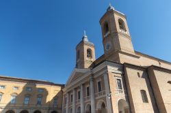 Dettaglio di una piazza nel centro di Camerino (Marche)