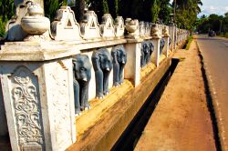 Dettaglio di una recinzione in una strada della città di Negombo (Sri Lanka).
