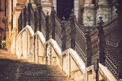 Dettaglio di una scalinata a Ragusa, Italia. In questa bella città siciliana sono custodite importanti testimonianze artistiche fra cui chiese e palazzi settecenteschi.



