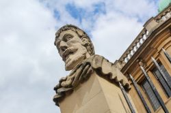 Dettaglio di una statua davanti allo Sheldonian Theatre a Oxford, Inghilterra - © photosur / Shutterstock.com