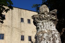 Dettaglio di un'antica colonna con capitello nella rocca di Sestola, Emilia Romagna - © francesco de marco / Shutterstock.com