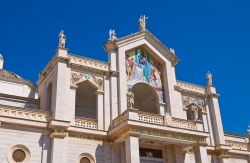 Dettaglio della facciata esterna della Cattedrale di Manfredonia - © Mi.Ti. / Shutterstock.com