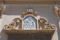 Un dettaglio della facciata della Chiesa del Carmine a San Severo, Puglia - la splendida chiesa carmelitana, sita in Largo Carmine nella città di San Severo, presenta una bella facciata ...