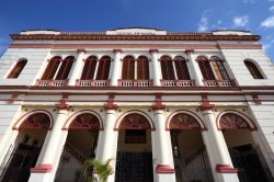 Facciata del teatro di Camaguey, Cuba - Questa città colta e ricca di cultura è sede di un importante teatro secondo solo a quello de L'Avana © Tupungato / Shutterstock.com ...