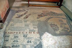 Un dettaglio della grande mappa geografica a mosaico che si trova dentro la chiesa di San Giorgio a Madaba, in Giordania