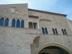 Il dettaglio di un palazzo medievale ad Anagni: si notino le finestre in stile gotico - © s74 / Shutterstock.com