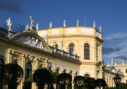 Dettaglio del palazzo dell'Orangerie a Kassel, Germania - Decorazioni scultoree e statue ornano la preziosa facciata di questo antico palazzo di Kassel © anweber / Shutterstock.com