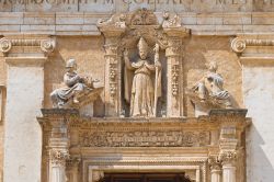 Dettaglio di un portale in pietra della Chiesa Madre di Mesagne - © Mi.Ti. / Shutterstock.com