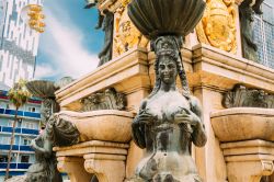 Dettaglio scultoreo della fontana del Nettuno nel  Parco di Rustaveli Ave a Batumi, Georgia. Il Nettuno georgiano è stato realizzato nel 2010 e interamente placcato in oro l'anno ...