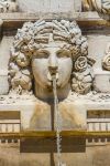 Dettaglio scultoreo della fontana in Esplanade Charles-de-Gaulle a Nimes, Francia.
