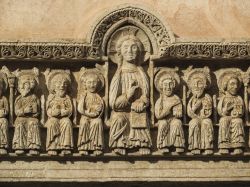 Dettaglio scultoreo di un edificio religioso a Galatina, Puglia.



