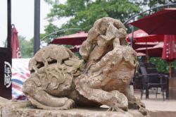 Dettaglio scultoreo nella città vecchia di Pingle, Qiong Lai, Cina. Questa antica località situata nei pressi di Leshan vanta una storia di oltre 2 mila anni e conserva testimonianze ...