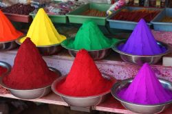 Devaraja Market: mucchie di polveri di vernici colorate a Mysore - © jorisvo / shutterstock.com