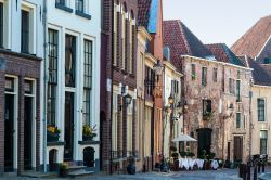Deventer: edifici storici nel centro della cittadina nella provincia dell'Overijssel. Deventer conta oggi circa 100.000 abitanti - foto © DutchScenery / Shutterstock.com