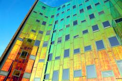 L'edificio denominato "L'arc en ciel" di Deventer (Olanda) è stato realizzato in modo da creare i colori dell'arcobaleno quando i raggi del Sole lo colpiscono - © Chantal ...