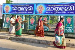 Devote all'Attukal Pongala a Trivandrum, Kerala, India.  Il termine "pongala" siginfica "ribollire": si tratta del rituale in cui le donne preparano il dolce payasam, ...