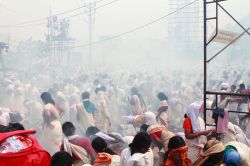 Devoti durante il ritale Pongala al tempio di Attukal, Kerala, India. Questo evento rappresenta la più grande congregazione al mondo di donne e fa parte dei Guinness dei Primati - © ...