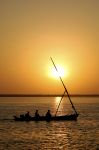 Un dhow a largo dell'isola di Lamu, Kenya - il dhow, chiamato anche sambuco, è un'imbarcazione in legno tipica dei paesi arabi e dell'Africa orientale ed è il principale ...