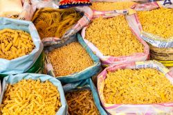 Differenti tipi di pasta in un mercato di El Alto, Bolivia. La pasta, uno dei principali alimenti della cucina boliviana, si compra sfusa scegliendo la forma che più si preferisce - © ...