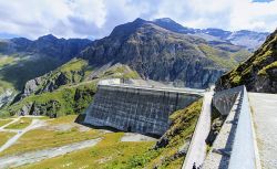 Uno scorcio panoramico sulla diga Grande Dixence, che con i suoi 285 metri rappresenta la più alta diga di sbarramento al mondo, nella val d'Héreménce. Le acque di fusione ...