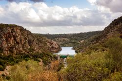Diga sul fiume Coghinas a Santa Maria Coghinas, provincia di Sassari (Sardegna). Lungo 116 km, questo corso d'acqua è il principale del sassarese e il terzo più lungo della ...