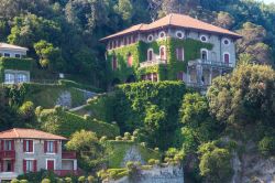 Dimore storiche del villaggio di Levanto viste dal mare, provincia La Spezia, Liguria - © Landscape Nature Photo / Shutterstock.com