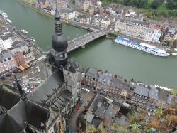 La Collégiale Notre-Dame de Dinant e il Pont Charles de Gaulle in una vista area di Dinant