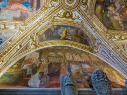 Dipinti nella cattedrale di Amalfi, Campania. Pregevoli affreschi impreziosiscono soffitto e pareti del duomo, uno dei simboli principali della città della costiera amalfitana, dichiarata ...