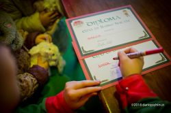 Diplomi da elfo di Babbo Natale nel castello di Montepulciano, Toscana.
