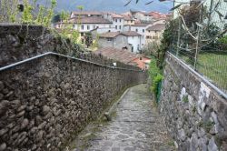 Discesa da una stradina lastricata di Borgo a Mezzano in Toscana