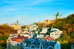 La discesa di Andrea a Kiev, Ucraina. Questa antica strada, presentata dalle guide dei tour come la "Montmartre" di Kiev, è la maggior attrazione turistica della città.


 ...