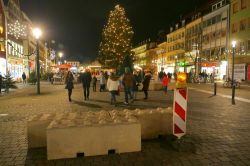 Dissuasori e blocchi stradali nel centro di Bayreuth, Germania, installati a protezione del mercato natalizio dagli attacchi terroristici - © Milan Sommer / Shutterstock.com