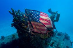 La bandiera americana sul relitto del LCM-8 "Mike Boat", visibile facendo diving nella baia di Guantánamo a Cuba.