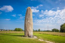 Dol-de-Bretagne, Francia: un menhir nelle campagne del villaggio in Bretagna.