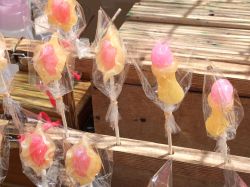 Dolci con aspetto fallico e non solo al Kanamara Matsuri il Festival della fertilità in Giappone - © Stealth3327, CC0, Wikipedia