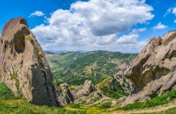 Le Dolomiti Lucane fotografate nei dintorni di Castelmezzano, borgo della Basilicata che si intravede nello sfondo - © canadastock / Shutterstock.com