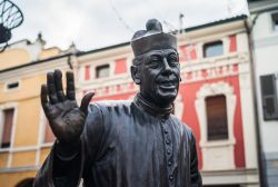 Don Camillo saluta i turisti a Brescello: la statua fa coppia con quella di Peppone che si trova davanti al municipio - © Dietmar Rauscher / Shutterstock.com