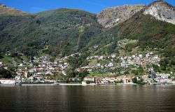 Dongo sul Lago di Como, fotografato dalla costa di Olgiasca - © Wikipedia